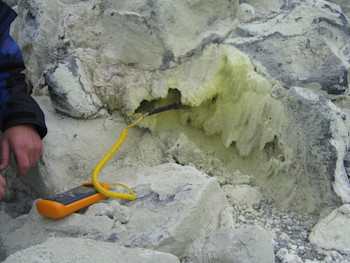 400 ⁰C or 400 ⁰F? Without the units, the temperature may be unclear. Measuring the temperature of a fumarole on Mt Tongariro. A thermocouple is inserted into the opening and connected to a meter which displays the temperature. 