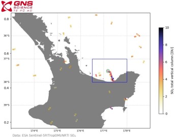 Przykład TropOMI z Whakaari/White Island w dniu 22 sierpnia 2024 r., pióropusz dwutlenku siarki widoczny na wschodzie wyspy. 