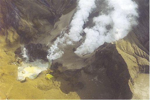 Figure 2. Aerial view of 1978/90 Crater Complex. Metra Crater is in the left foreground, while the two areas of steam emission in the centre are PeeJay Vent and the new vent.